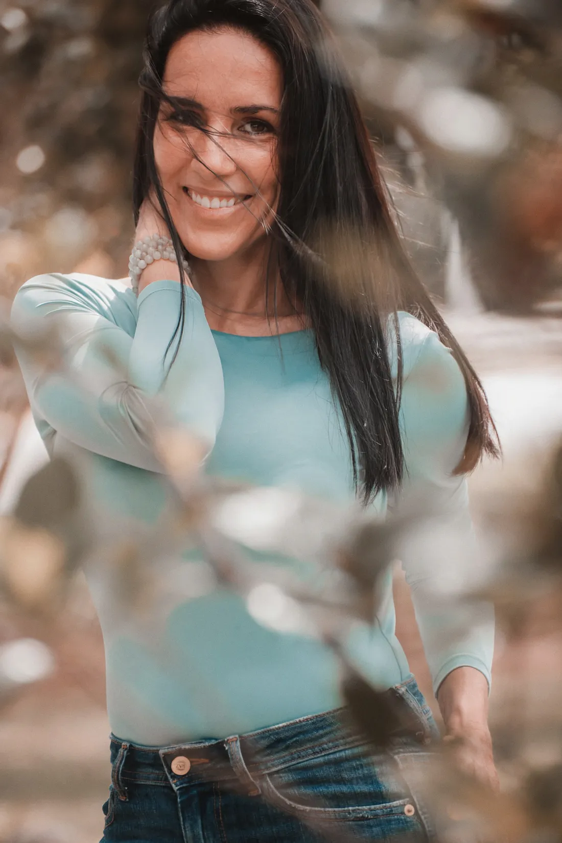 Patrícia Diez Garisto sorrindo ao ar livre, com blusa azul-clara