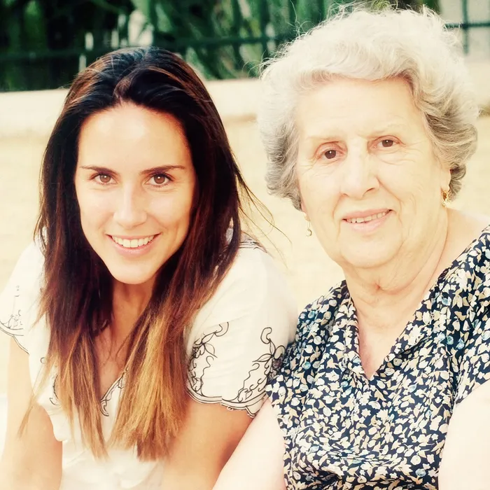Patrícia ao lado de uma senhora da família